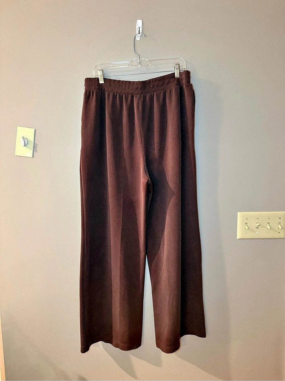 all in motion Women's Airy Sleek Ribbed Wide Leg Sweatpants Brown Large - Picture 2 of 6